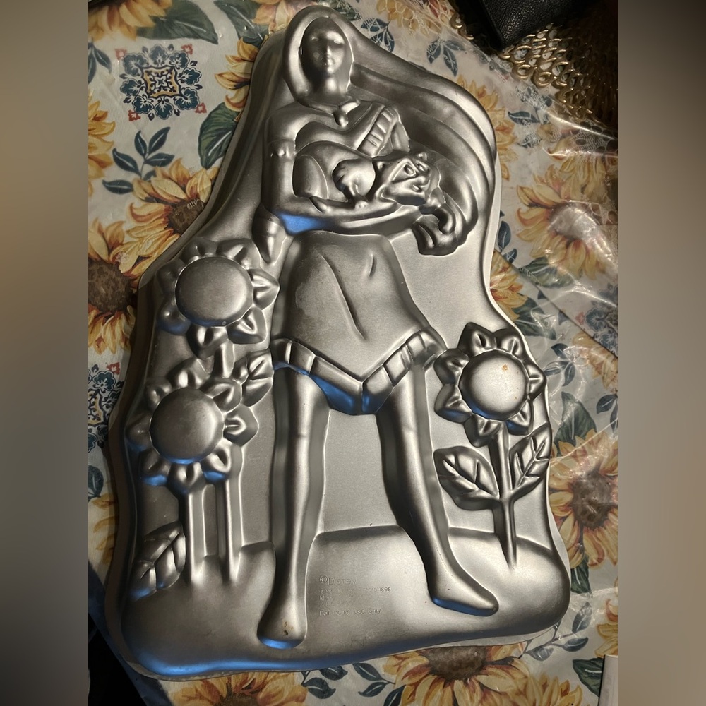 Pocahontas by Disney Sunflower Cake Pan 1995 Wilton